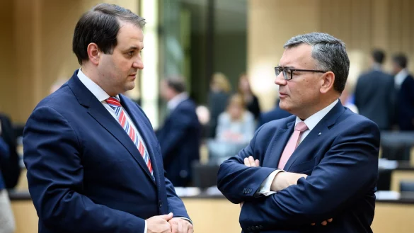Nathanael Liminski (l, CDU) und Florian Herrmann (CSU) unterhalten sich vor Beginn einer Sitzung. - &copy; Bernd von Jutrczenka/dpa