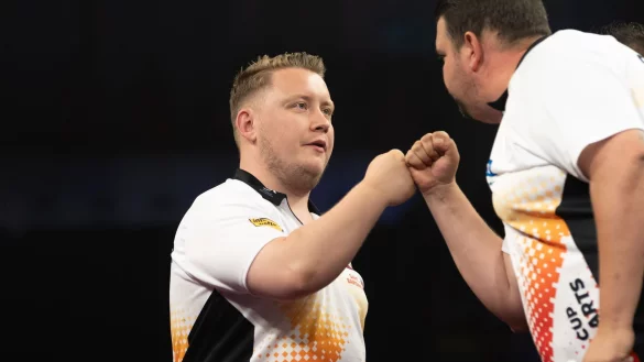 Gabriel Clemens (r) und Martin Schindler schafften es bei der Darts-WM bis ins Halbfinale. - &copy; J&uuml;rgen Kessler/dpa