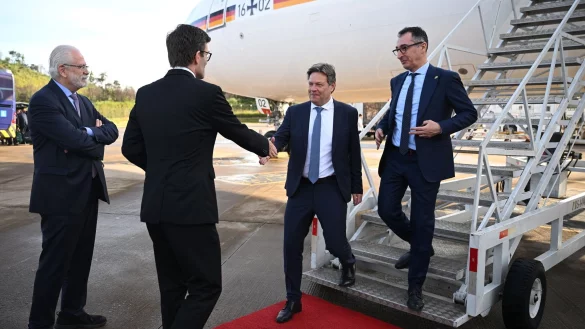 Wirtschaftsminister Robert Habeck (3.v.l.) und Landwirtschaftsminister Cem &Ouml;zdemir (r.) in Belo Horizonte. - &copy; Britta Pedersen/dpa