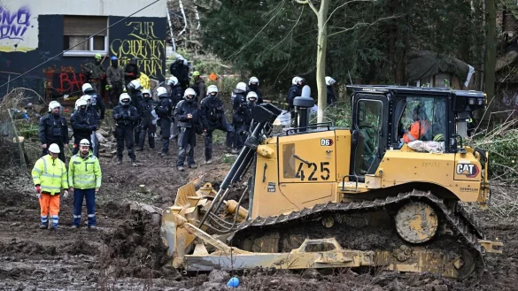 Mit einem Bagger wird am dritten Tag der R&auml;umung im von Klimaaktivisten besetzten Braunkohleort L&uuml;tzerath gearbeitet. - &copy; Federico Gambarini/dpa