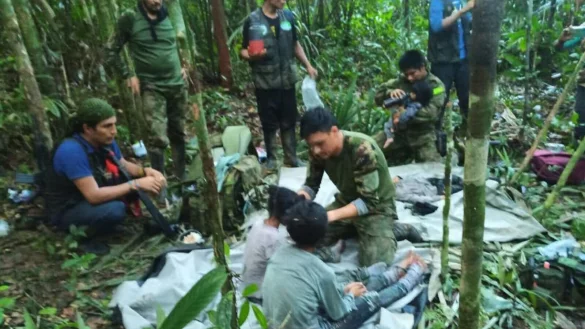 Soldaten und indigene M&auml;nner k&uuml;mmern sich um die vier Geschwister, die nach dem Flugzeugabsturz vermisst wurden. - &copy; --/Colombia\\\'s Armed Force Press Office/dpa
