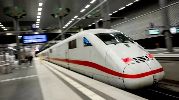 Die Deutsche Bahn will bis 2026 weitere 20 Bahnh&ouml;fe im Halbstundentakt anfahren. - &copy; Christoph Soeder/dpa