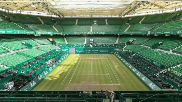 Blick in das leere Gerry Weber Stadion. Halle ist ein Kandidat f&uuml;r ein Masters-1000-Turnier. - &copy; Friso Gentsch/dpa