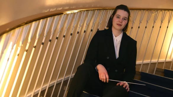 Nachwuchs-Dirigentin Mareike J&ouml;rling h&auml;lt im Theater einen Taktstock zum Dirigieren in der Hand. - &copy; Carmen Jaspersen/dpa/Archivbild