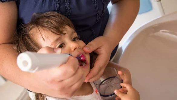 Mit einer elektrischen Zahnb&uuml;rste lassen sich die Z&auml;hne oft gr&uuml;ndlicher reinigen als mit der klassischen Handzahnb&uuml;rste - auch bei den Kleinen. - &copy; Christin Klose/dpa-tmn