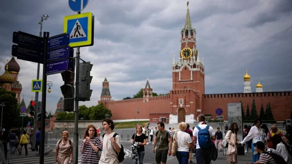 Der Rote Platz in Moskau. Die H&auml;lfte der Deutschen sagt einer Umfrage zufolge &laquo;Nein&raquo; zu der Frage, ob sich Deutschland gut mit Russland stellen sollte. - &copy; Alexander Zemlianichenko/AP/dpa