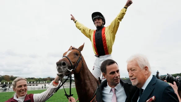 Rene Piechulek aus Deutschland feiert auf Torquator Tasso. - © Thibault Camus/AP/dpa/Archiv