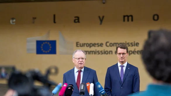 Stephan Weil (l) und Hendrik W&uuml;st geben ein Statement vor dem Geb&auml;ude der Europ&auml;ischen Kommission ab. - &copy; Bruno Maes/Nieders&auml;chsische Staatskanzlei/dpa