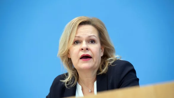Bundesinnenministerin Nancy Faeser (SPD) will Ermittlungsbeh&ouml;rden &laquo;mehr Luft&raquo; verschaffen, um &laquo;die wirklich schlimmen Taten zu bek&auml;mpfen&raquo;. - &copy; Paul Zinken/dpa