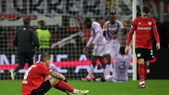 Robert Andrich (l) und seine Leverkusener unterlagen Monaco mit 2:3. - &copy; Federico Gambarini/dpa
