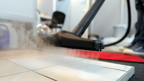 Dampfreiniger kommen ohne Putzmittel aus und k&ouml;nnen fettige und &ouml;lige Flecken leicht l&ouml;sen. - &copy; Daniel Reinhardt/dpa/dpa-tmn