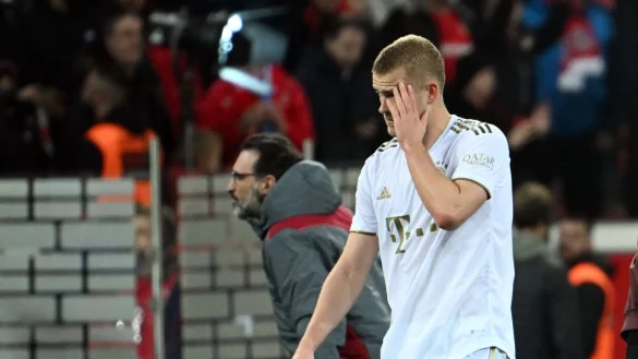 Bayern-Verteidiger Matthijs de Ligt verl&auml;sst nach der Niederlage in Leverkusen entt&auml;uscht den Platz. - &copy; Federico Gambarini/dpa