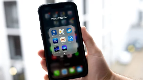 Verschiedene Wetter-Apps auf einem Smartphone. Was können sie? - © Sina Schuldt/dpa