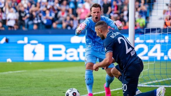 Bochums Torwart Manuel Riemann (l) motiviert Ivan Ordets. - &copy; David Inderlied/dpa