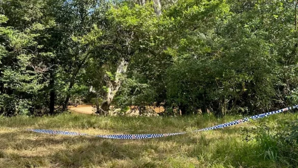 Absperrband der Polizei h&auml;ngt am Kennedy River im australischen Rinyirru (Lakefield) National Park. - &copy; Uncredited/QUEENSLAND POLICE SERVICE/AAP/dpa