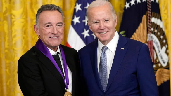 US-Pr&auml;sident Joe Biden &uuml;berreicht dem Musiker Bruce Springsteen die National Medal of the Arts. - &copy; Susan Walsh/AP/dpa