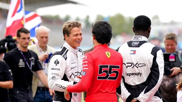 Brad Pitt (l, im Gespr&auml;ch mit Fahrer Carlos Sainz) und Damson Idris (r) sind auf der Formel-1-Strecke in Silverstone mit von der Partie. - &copy; Tim Goode/PA Wire/dpa