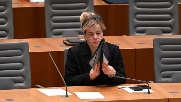 Mona Neubaur, Ministerin f&uuml;r Wirtschaft, Industrie, Klimaschutz und Energie (Gr&uuml;ne) sitzt bei einer Plenarsitzung Landtag NRW auf ihrem Platz. - &copy; Henning Kaiser/dpa/Archivbild