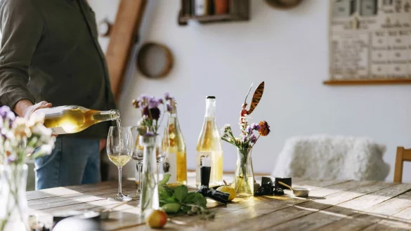 Ein Schl&uuml;ckchen gef&auml;llig? Weinverkostungen, wie hier bei H&auml;ll&aring;kra, sind eine Selbstverst&auml;ndlichkeit. Nur vor Ort kaufen darf man den Wein nicht. - &copy; Alexander Hall/Visitskane/dpa-tmn