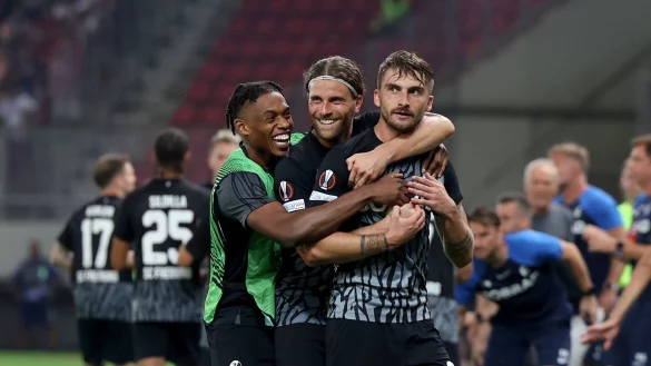 Maximilian Philipp (r) sicherte Freiburg bei Olympiakos den Sieg. - &copy; Yorgos Karahalis/dpa