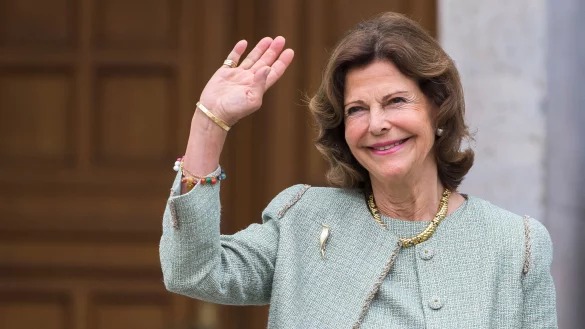 Ko?nigin Silvia von Schweden winkt Menschen vor einem Festakt zur Einweihung des Childhood-Hauses an der Universita?t Heidelberg (2019). - &copy; Silas Stein/dpa