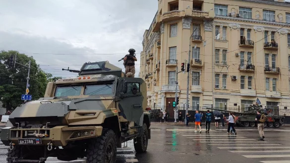 Ein K&auml;mpfer steht auf einem gepanzerten Fahrzeug und bewacht einen Bereich in einer Stra&szlig;e in Rostow am Don. - &copy; -/AP/dpa