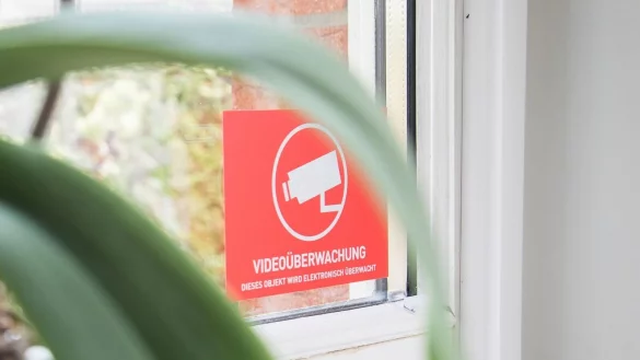 Hinweisschilder und Mehrheitsbeschluss reichen nicht aus: F&uuml;r die Video&uuml;berwachung in einem Mehrparteienhaus braucht es die Zustimmung aller. - &copy; Christin Klose/dpa-tmn