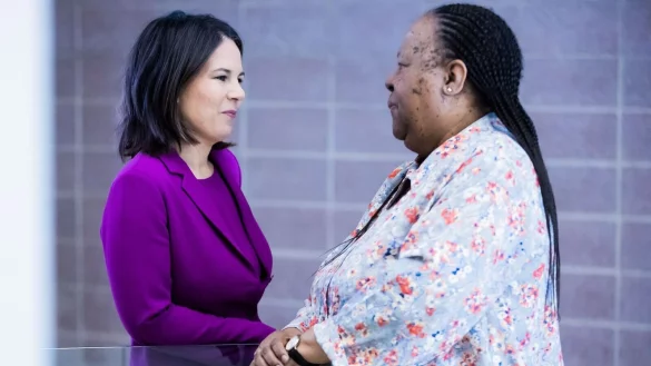 Bundesau&szlig;enministerin Annalena Baerbock im Gespr&auml;ch mit ihrer s&uuml;dafrikanischen Amtskollegin Naledi Pandor. - &copy; Christoph Soeder/dpa