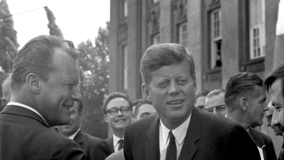 Der Regierende B&uuml;rgermeister von Berlin Willy Brandt (l) mit seinem Gast, dem US Pr&auml;sidenten John F. Kennedy am 26.06.1963 in Berlin. - &copy; picture alliance / dpa