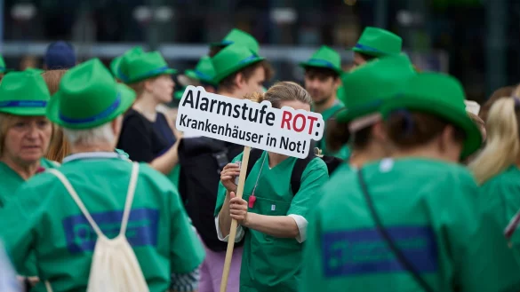 Krankenhausmitarbeiter demonstrieren auf dem Washingtonplatz in Berlin. - &copy; Joerg Carstensen/dpa