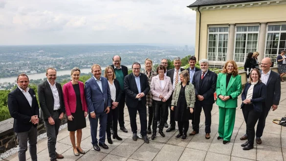 Die Umweltminister und Ministerinnen stehen zusammen. - &copy; Oliver Berg/dpa