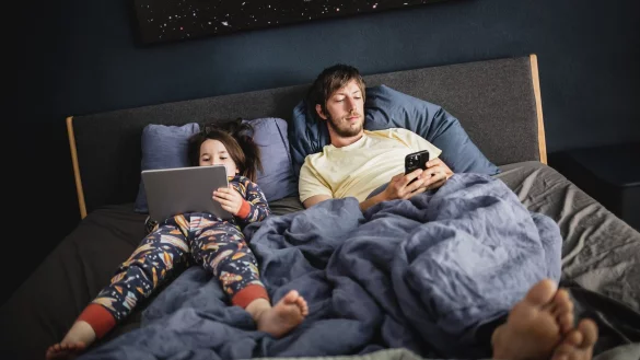 Ein typischer Sonntagmorgen von Vater (Max Mauff) und Tochter (Pola Friedrichs) - eine Szene aus &laquo;MaPa&raquo;. - &copy; Carolin Weinkopf/rbb/dpa