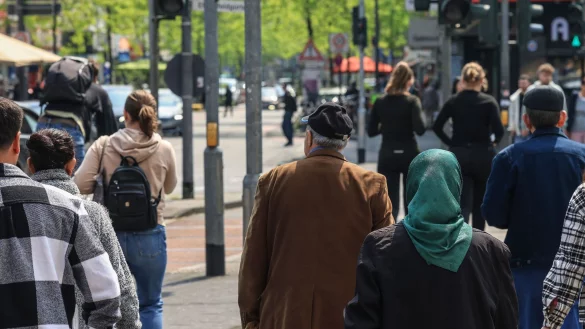 Menschen gehen &uuml;ber die Venloer Stra&szlig;e im Stadtteil Ehrenfeld. - &copy; Oliver Berg/dpa/Archivbild