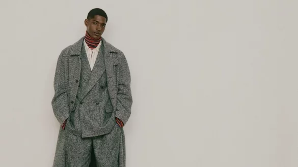 Der Zweireiher feiert derzeit ein Comeback. Hier ein Kombinationsbeispiel von Gant (Wollmantel ca. 750 Euro, Rollkragen-Shirt ca. 90 Euro, Hemd ca. 150 Euro, Oversized-Blazer ca. 500 Euro, Hose ca. 300 Euro). - &copy; Gant/dpa-tmn