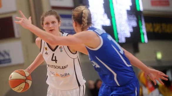 Will mit Deutschlands Basketballerinnen zur EM: Romy B&auml;r (l). - &copy; Jonas G&uuml;ttler/dpa