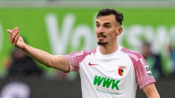 Augsburgs Mergim Berisha gibt Anweisungen. Der Verkaufskandidat stent zum Saisonstart doch in der FCA-Startelf. - &copy; David Inderlied/dpa