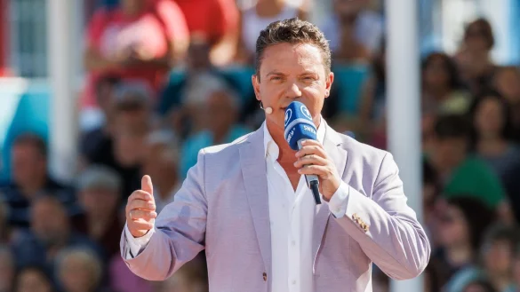 Stefan Mross wird auch k&uuml;nftig die Show &laquo;Immer wieder sonntags&raquo; moderieren. - &copy; Philipp von Ditfurth/dpa