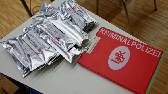 Testst&auml;bchen liegen vor Beginn eines DNA Massentests auf einem Tisch bereit. - &copy; Henning Kaiser/dpa/Archivbild