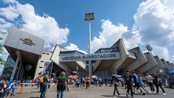 Die Fans str&ouml;men vor dem Spiel in das Stadion. - &copy; David Inderlied/dpa/Archivbild