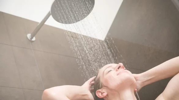 Sollen sie das Haar nicht nur kurzfristig geschmeidiger machen, m&uuml;ssen Repair-Shampoos regelm&auml;&szlig;ig verwendet werden. Stark gesch&auml;digtes Haar kann zudem eine Extra-Pflege wie Conditioner vertragen. - &copy; Christin Klose/dpa-tmn