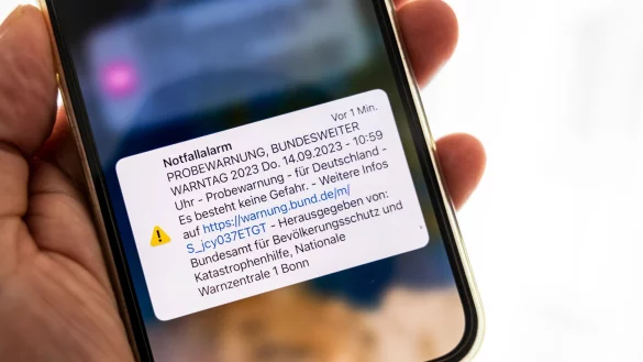 Mit dem bundesweiten Warntag will das Bundesamt für Bevölkerungsschutz herausfinden, wie viele Menschen eine Warnung vor Gefahren im Ernstfall erreichen würde. - © Thomas Banneyer/dpa