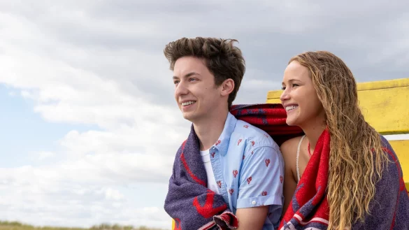 Jennifer Lawrence als Maddie und Andrew Barth Feldman als Percy in einer Szene des Films &laquo;No Hard Feelings&raquo;. - &copy; Macall Polay/CTMG/dpa