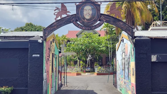 Der Eingang zum Bob Marley Museum in Kingston. - &copy; Nick Kaiser/dpa