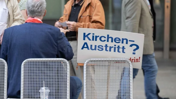 Der Kirchenaustritt hat nicht nur finanzielle Folgen. Auch im Alltag und Berufsleben kann es dadurch Veränderungen geben. - © Marijan Murat/dpa/dpa-tmn