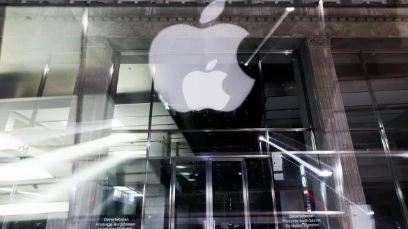 Das Logo des US-amerikanischen Technologieunternehmens Apple ist am Apple Store Jungfernstieg in der Innenstadt in Hamburg zu sehen. - &copy; Christian Charisius/dpa