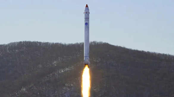 Dieses Foto zeigt angeblich den Test einer Rakete mit einem Testsatelliten auf dem Sohae-Satellitenstartplatz in Nordkorea. Das Bild wurde von der staatlichen Nachrichtenagentur KCNA zur Verf&uuml;gung gestellt, sein Inhalt kann nicht unabh&auml;ngig verifiziert werden. - &copy; Uncredited/KCNA via KNS/AP