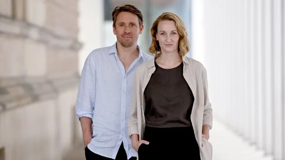 Das Schauspielerpaar Christina Athenst&auml;dt und Peter Fieseler flirten vor der Kamera. - &copy; Britta Pedersen/dpa