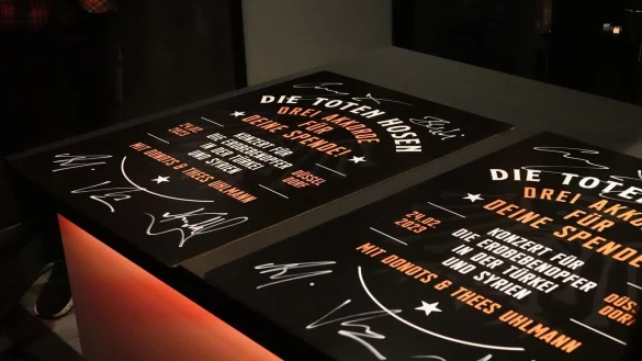 Plakate des Toten Hosen Konzerts liegen auf einem Tresen. - &copy; Ann-Marie Utz/dpa
