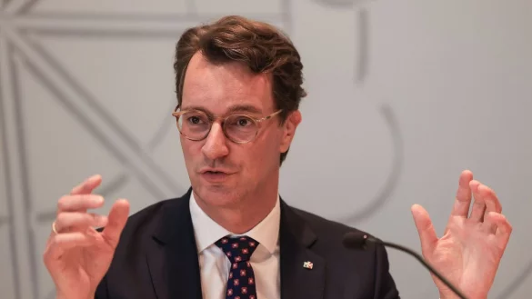 Nordrhein-Westfalens Ministerpr&auml;sident Hendrik W&uuml;st spricht auf einer Pressekonferenz. - &copy; Oliver Berg/dpa/Archivbild