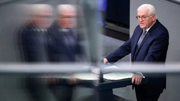 Bundespr&auml;sident Frank-Walter Steinmeier w&auml;hrend seiner Rede bei der Gedenkstunde zum 70. Jahrestag des Volksaufstandes in der DDR im Deutschen Bundestag. - &copy; Bernd von Jutrczenka/dpa